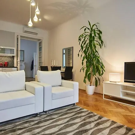 Spacious 1 Bed Basilica - With Balcony Apartament