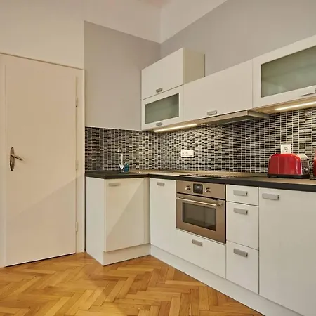 Spacious 1 Bed Basilica - With Balcony * Budapeszt
