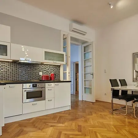1 Bedroom Sleeps 2 -balcony -lift Access * Budapeste