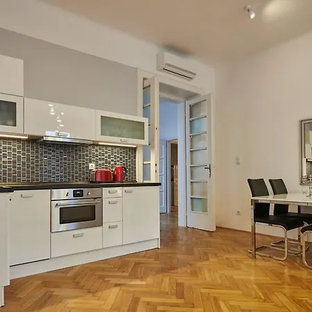 Spacious 1 Bed Basilica - With Balcony * Budapeszt