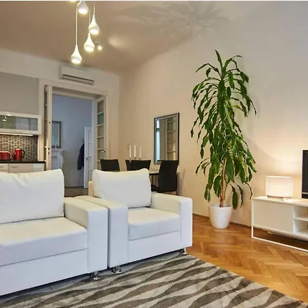 1 Bedroom Sleeps 2 -balcony -lift Access * Budapest