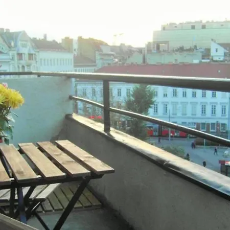 1 Bedroom Sleeps 2 -balcony -lift Access Appartement