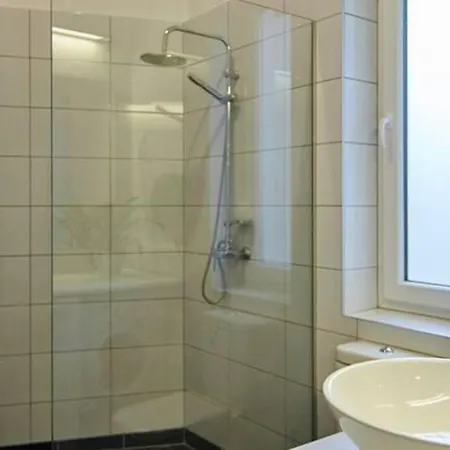 1 Bedroom Sleeps 2 -balcony -lift Access