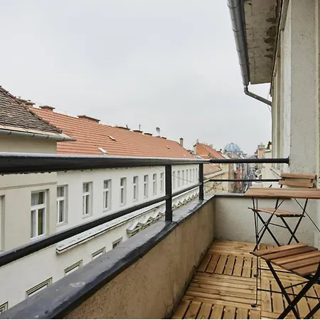 1 Bedroom Sleeps 2 -balcony -lift Access Boedapest