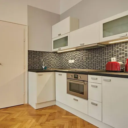 1 Bedroom Sleeps 2 -balcony -lift Access *