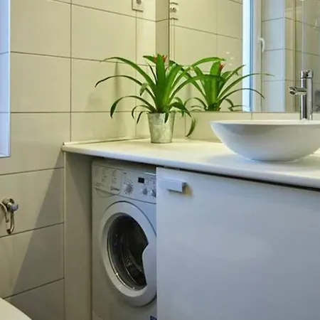 1 Bedroom Sleeps 2 -balcony -lift Access