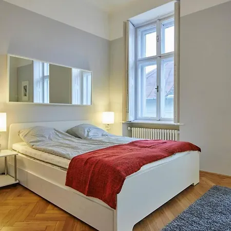 1 Bedroom Sleeps 2 -balcony -lift Access Apartment *