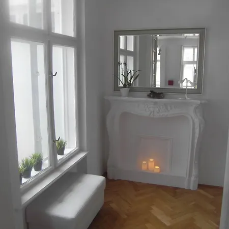 1 Bedroom Sleeps 2 -balcony -lift Access Apartment