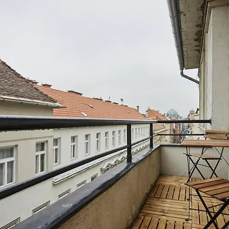1 Bedroom Sleeps 2 -balcony -lift Access * Budapest