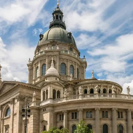 Apartment 1 Bedroom Sleeps 2 -balcony -lift Access Budapest