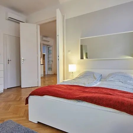 1 Bedroom Sleeps 2 -balcony -lift Access Budapest