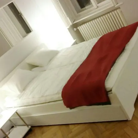 Appartement 1 Bedroom Sleeps 2 -balcony -lift Access Boedapest