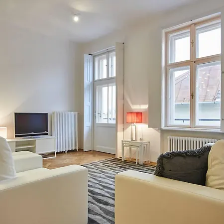 1 Bedroom Sleeps 2 -balcony -lift Access Apartment Budapest