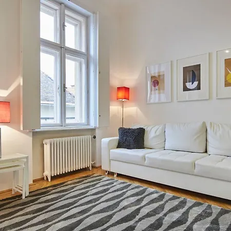 1 Bedroom Sleeps 2 -balcony -lift Access Budapest