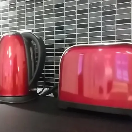 1 Bedroom Sleeps 2 -balcony -lift Access Budapest