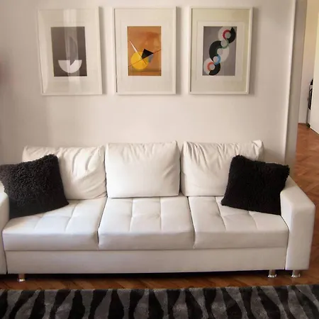 1 Bedroom Sleeps 2 -balcony -lift Access Appartement