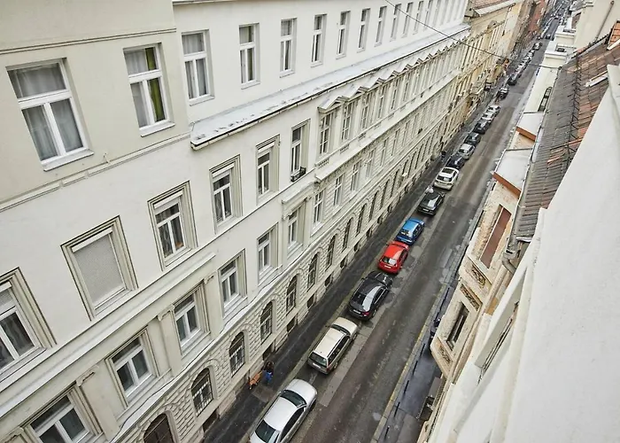 Apartment 1 Bedroom Sleeps 2 -balcony -lift Access