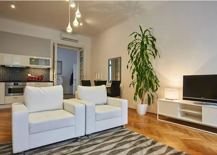 1 Bedroom Sleeps 2 -balcony -lift Access * Budapest