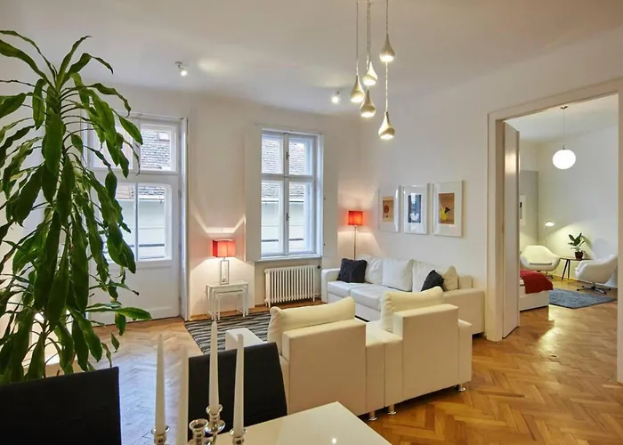 1 Bedroom Sleeps 2 -balcony -lift Access