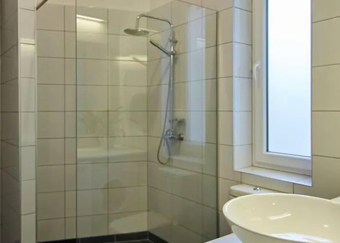 1 Bedroom Sleeps 2 -balcony -lift Access