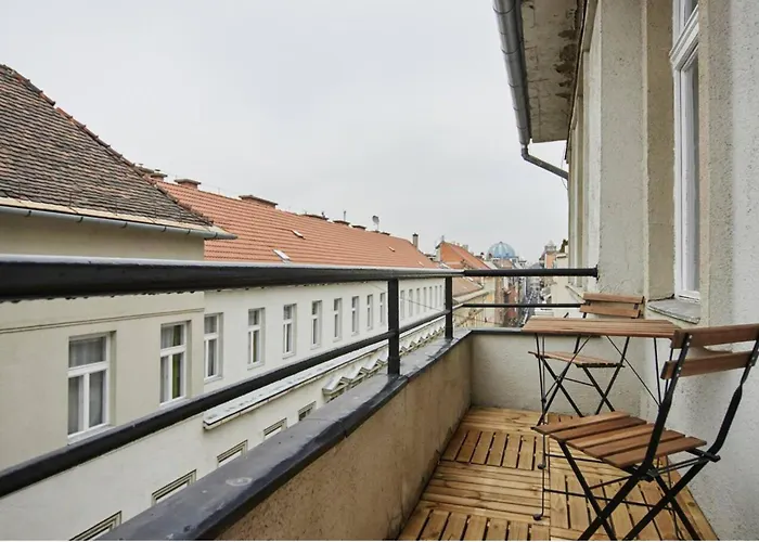 1 Bedroom Sleeps 2 -balcony -lift Access Budapest