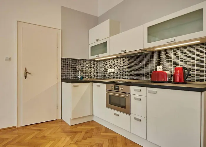 1 Bedroom Sleeps 2 -balcony -lift Access *