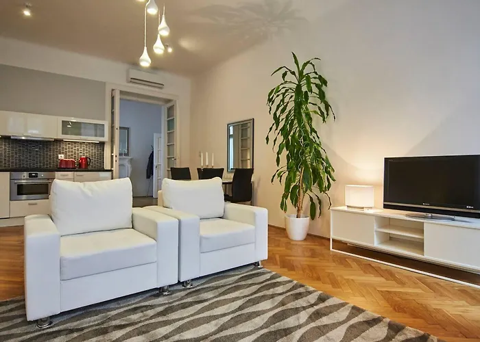 1 Bedroom Sleeps 2 -balcony -lift Access *