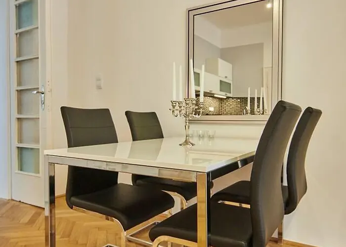 1 Bedroom Sleeps 2 -balcony -lift Access Apartment