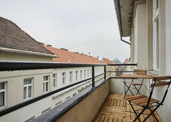 1 Bedroom Sleeps 2 -balcony -lift Access * Budapest