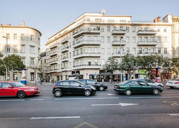 1 Bedroom Sleeps 2 -balcony -lift Access Διαμέρισμα *