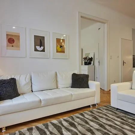 1 Bedroom Sleeps 2 -balcony -lift Access *