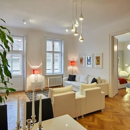 1 Bedroom Sleeps 2 -balcony -lift Access * Budapeşte