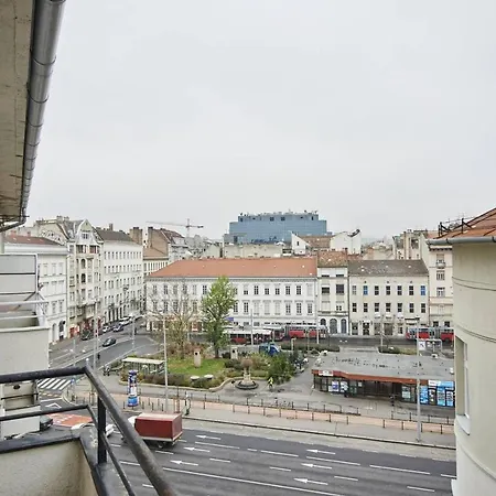 1 Bedroom Sleeps 2 -balcony -lift Access Daire *