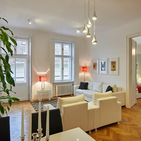 1 Bedroom Sleeps 2 -balcony -lift Access