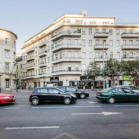 1 Bedroom Sleeps 2 -balcony -lift Access Daire *