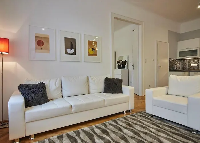 1 Bedroom Sleeps 2 -balcony -lift Access *