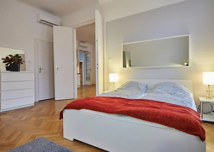 1 Bedroom Sleeps 2 -balcony -lift Access Appartement *