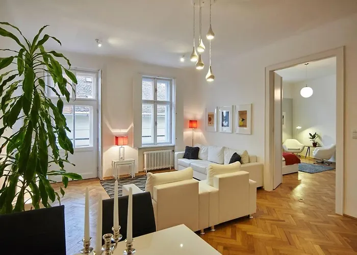 1 Bedroom Sleeps 2 -balcony -lift Access * Budapest