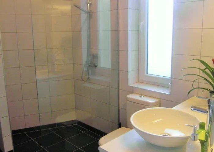 1 Bedroom Sleeps 2 -balcony -lift Access Apartament