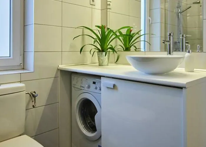 1 Bedroom Sleeps 2 -balcony -lift Access