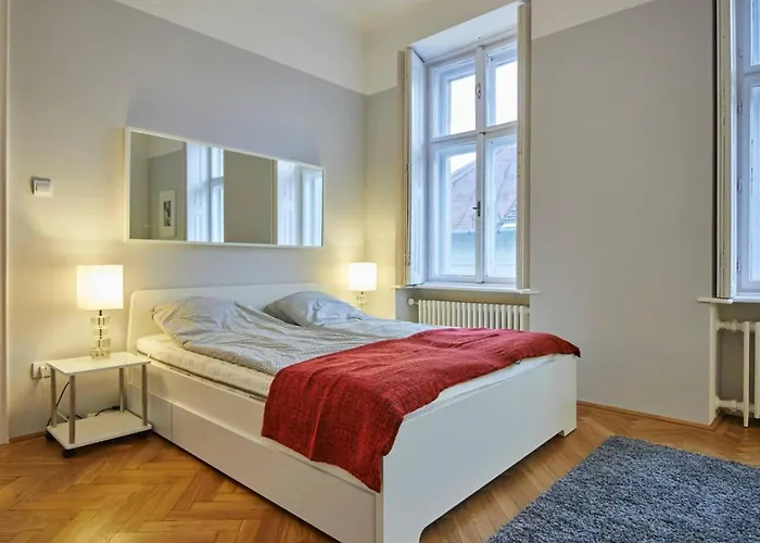 1 Bedroom Sleeps 2 -balcony -lift Access Apartament *