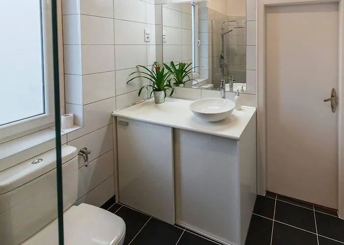 1 Bedroom Sleeps 2 -balcony -lift Access
