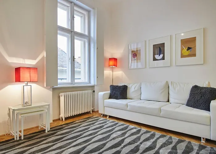 1 Bedroom Sleeps 2 -balcony -lift Access Budapest