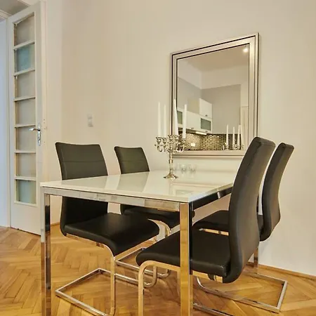 1 Bedroom Sleeps 2 -balcony -lift Access 아파트