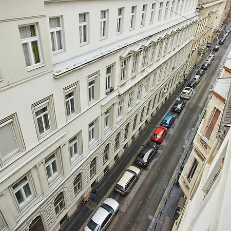 1 Bedroom Sleeps 2 -balcony -lift Access 아파트 *